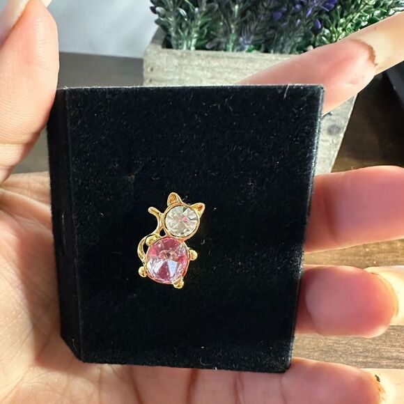 Avon June Birthstone Cat Pin Simulated Light Amethyst New - Picture 1 of 3